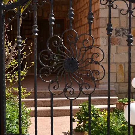 לינה וארוחת בוקר Donna Maria 3*